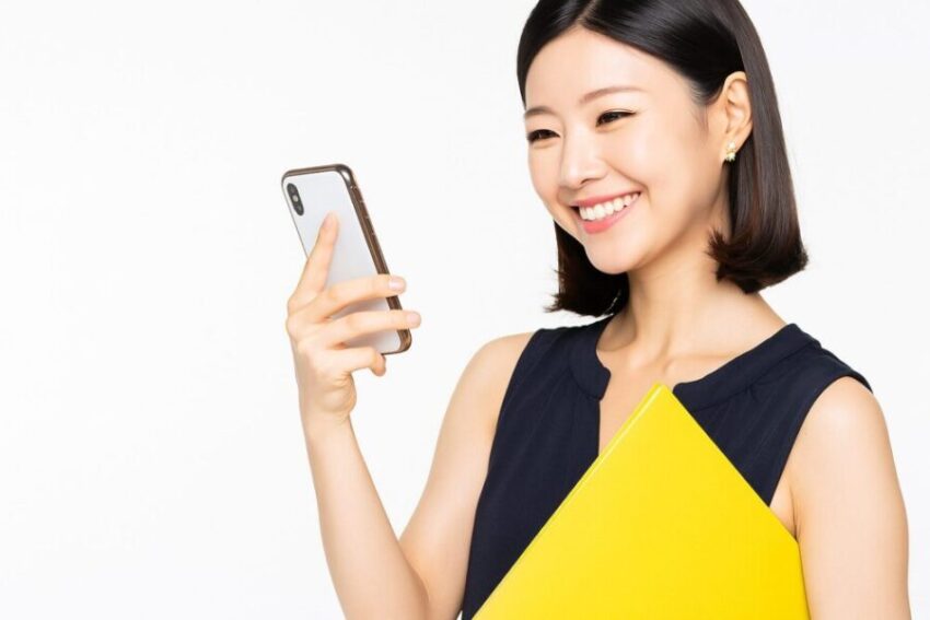 Calmeeでキャリアコーチングを検討する女性がパソコンの前で考えている様子