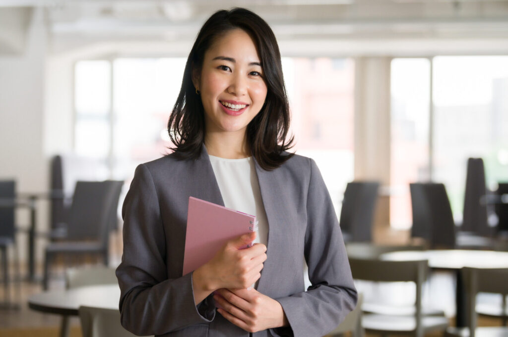 オフィスで笑顔を見せる素敵な女性社員