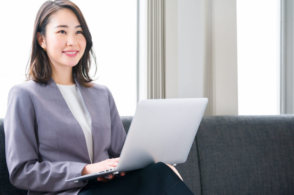 パソコンで仕事をする女性社員