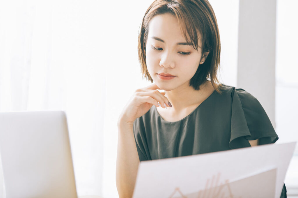 転職や働き方に悩み、Calmee（カーミー）のキャリアコーチングを考える女性のイメージ写真