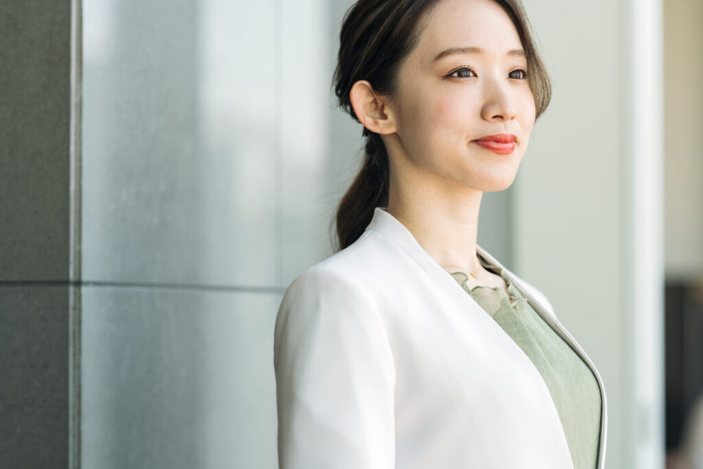 Calmee（カーミー）のキャリアコーチングを受けて、明るい未来へ微笑んでいる女性の写真