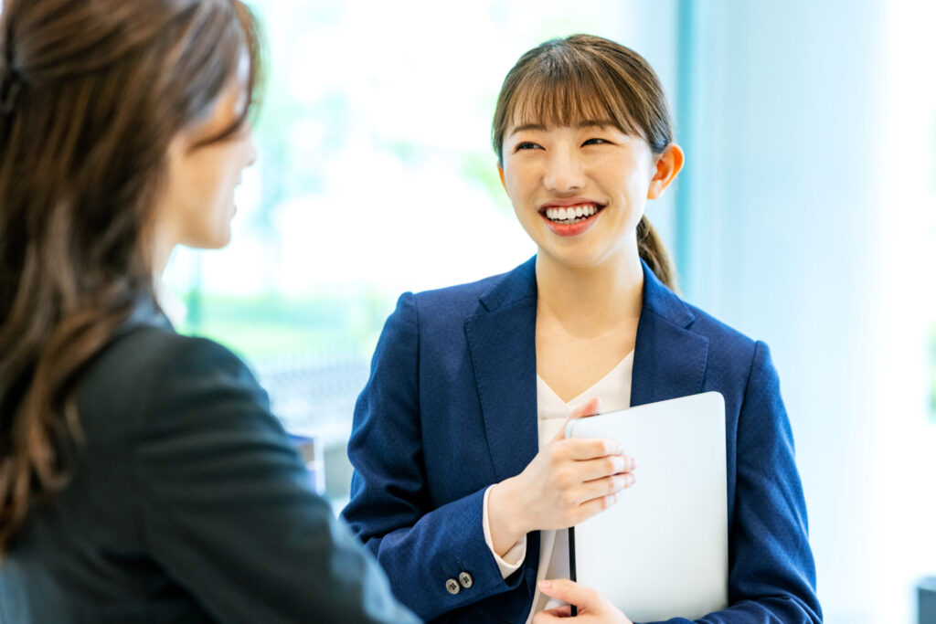 30代中盤から40代前半の住まいとキャリア選択 - 納得できるライフスタイルを模索する働く女性のイメージ