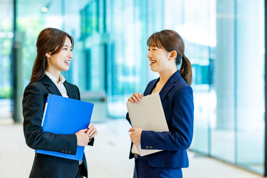 人生中盤を迎えた女性たちの穏やかな対話 - 納得できる働き方と暮らし方を語り合う30代後半40代前半の談笑イメージ