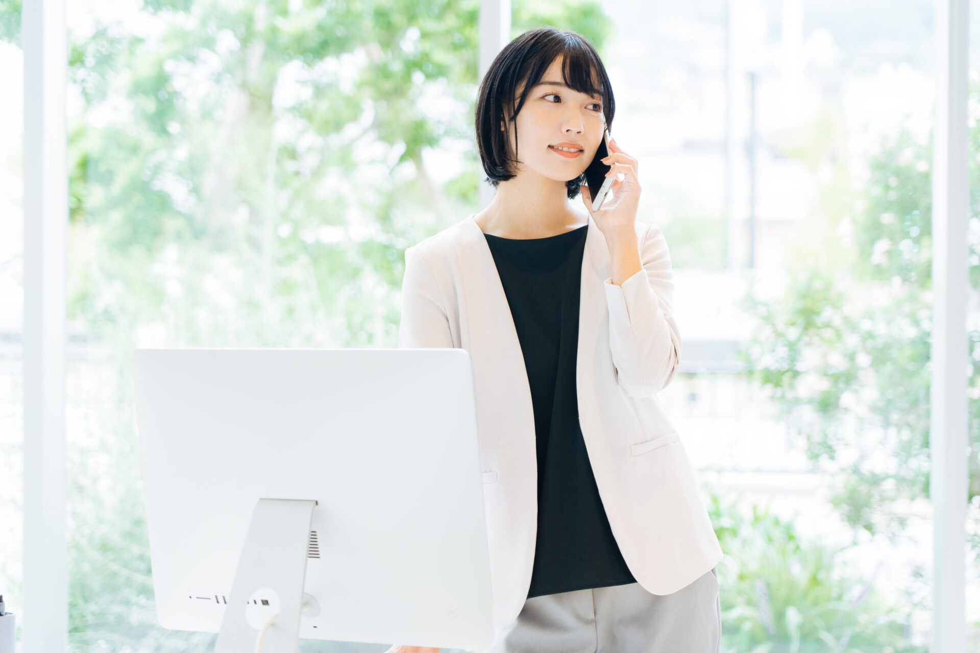 はじめての方へページのイメージ：キャリア相談する人がスマホで話している様子