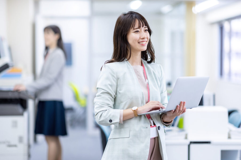 静かに自分と向き合う30代女性。やりたいことを焦らず待つ時間の大切さ。キャリアコーチングCalmee(カーミー)が提案する心を整えるキャリア相談