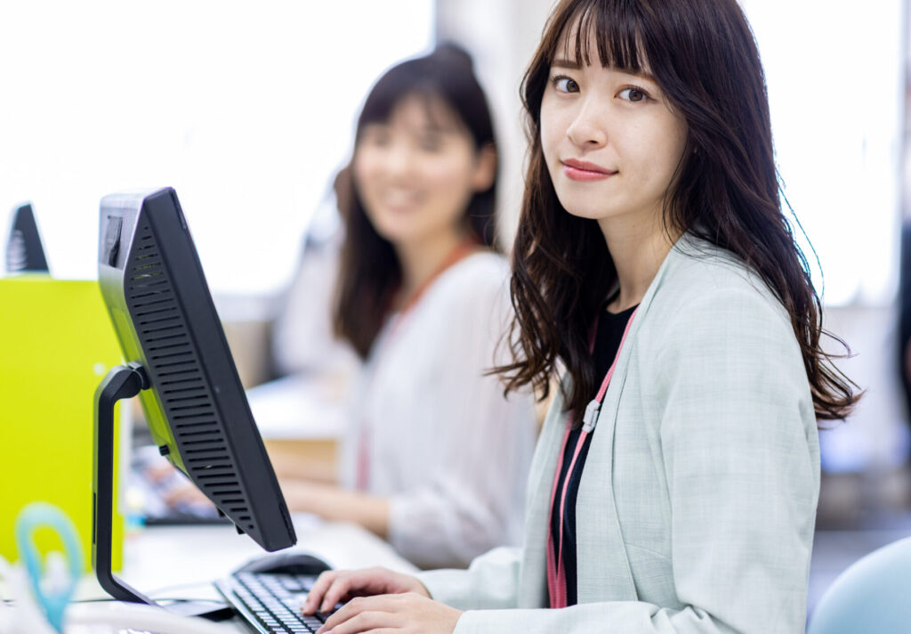 SNSを見て悩む30代女性の様子。やりたいことがわからないキャリアの悩みを抱える働く女性。キャリアコーチングCalmee(カーミー)のキャリア相談