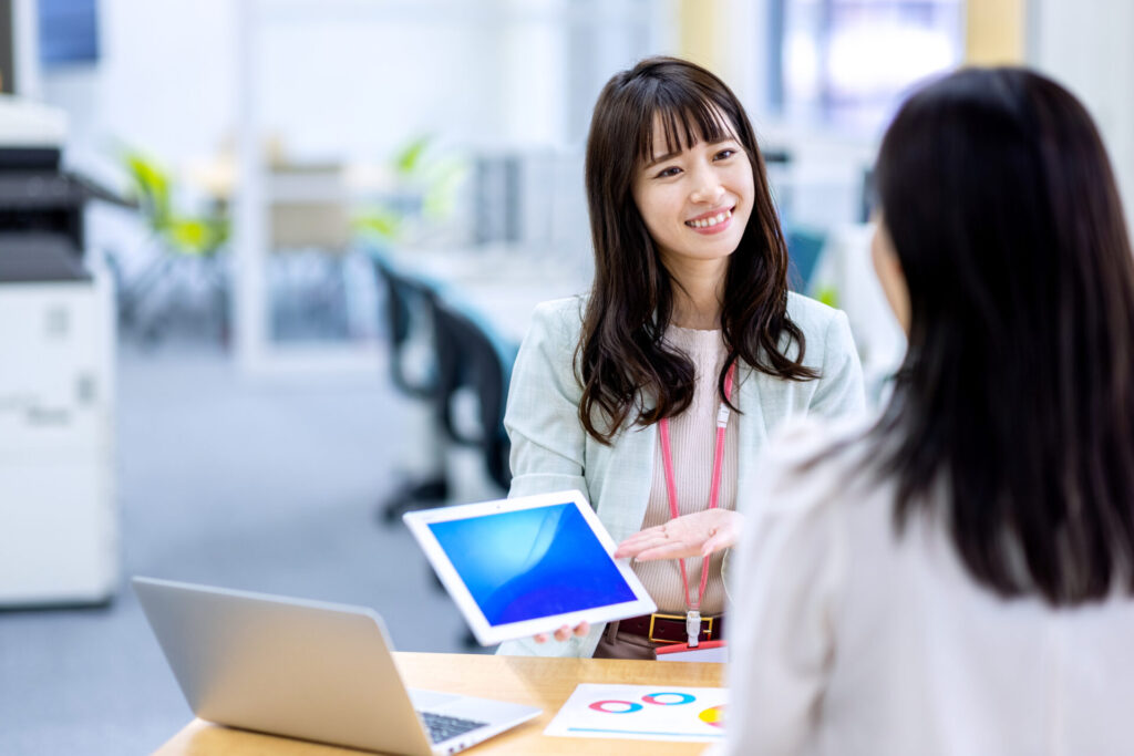 穏やかな笑顔で日常を過ごす30代女性。やりたいことがなくても納得できる毎日を送る姿。キャリアコーチングCalmee(カーミー)のキャリア相談でみつける自分軸