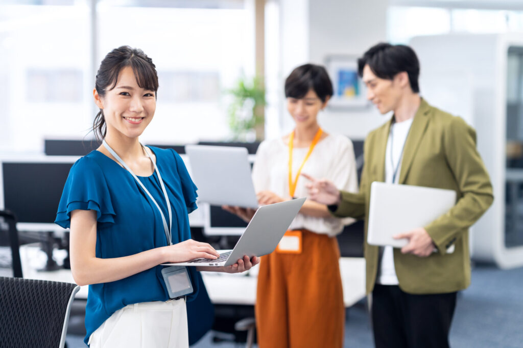 Calmee（カーミー）のオフィスで同僚とキャリアコーチングに関して談笑する女性社員。10年後が楽しみなキャリアコーチングができるCalmee（カーミー）