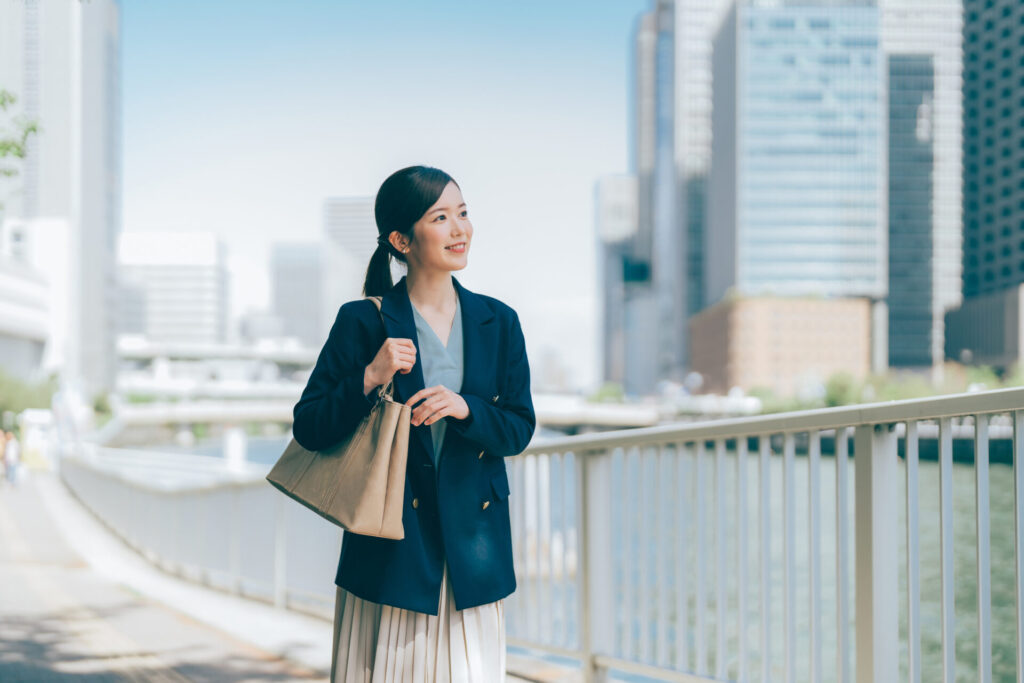 オフィスの近くを歩いてキャリアを考える女性社員