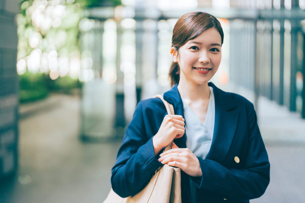 オフィスで同僚と笑顔で話す女性社員