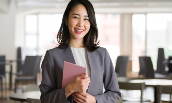 オフィスで笑顔を見せる素敵な女性社員